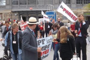 Abmarsch vor dem Hauptbahnhof - Formation Wilde Lok