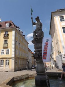 Das sächsische Wappen und die PARTEI-Fahne - sie werden sich aneinander gewöhnen müssen