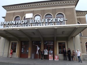 Der braungraue Anstrich des Bahnhofs bedarf dringender Erneuerung (in braungrau natürlich)