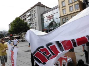 Die PARTEI-Fahne weht vor der Altmarktgalerie so schön