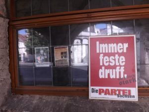 Die Stadt spiegelt sich auf Sicherheitsglas