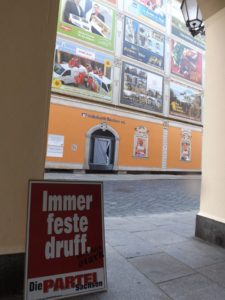 Eine ganze Gebäudewand dient als Reklamefläche. Bald nur noch für uns
