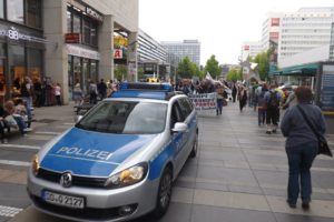 Insgesamt haben uns sechs Polizeiautos eskortiert