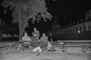 Junge Obdachlose für gegen Merkel