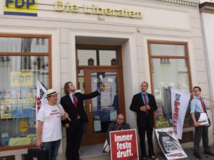 Letztes PARTEI-Foto vor dem Görlitzer FDP-Bunker