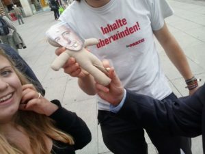 So fies ist der Bürger, wenn man ihm eine Tillich-Vodoo-Puppe hinhält. Ob er von den Sexismusvorwürfen weiß