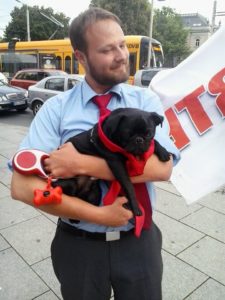 Sympathieheischendes Foto mit Mops und Krawatte.
