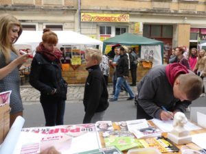 Pegidast muss einsehen, dass ein Shitstorm in Deutschland keine Lamaattacke auf ein gutes Plakat ist, sondern ordentlich zu erfolgen hat (shitstorm-EVAluationsbogen ausfüllen)