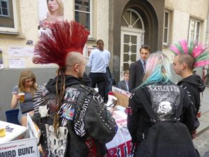 Punks mit anständigen Frisuren. Gibt es heute nur noch am PARTEI-Stand