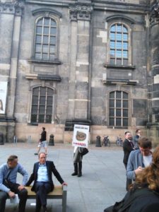 Wahlverlierer Markus Ulbig (CDU) muss im Pressegespräch eingestehen, dass er lieber ebenfalls ehrlich mit diesem Dresden umgegangen wäre (Plakat)
