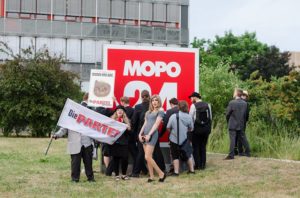 Wie Mopo24.de freundlicherweise berichtete, diente diese Erleichterung nur dem Ziel, den Genossen in der Schmierlappen-SPD adäquat die Hand zu schütteln